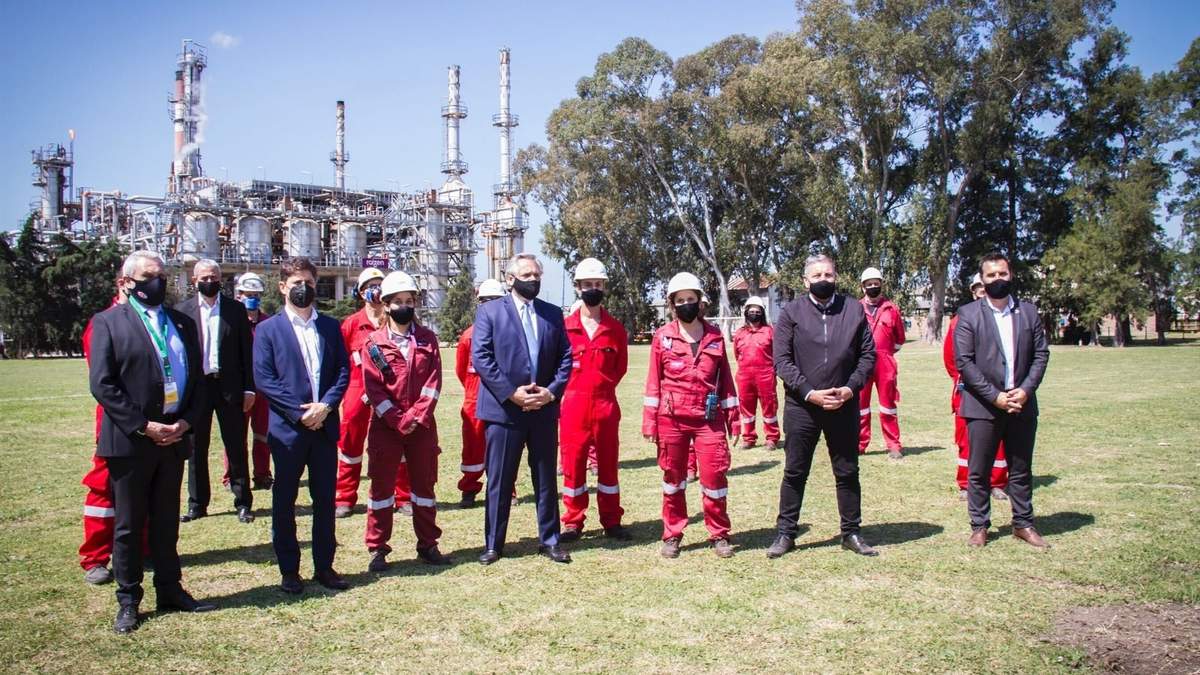 Alberto Fernández en la refinería de Raízen. Fuente: (Twitter)