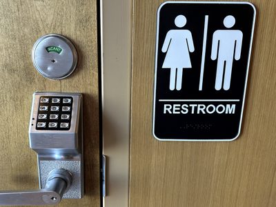 Cambio de política en Starbucks desata debate sobre acceso a baños