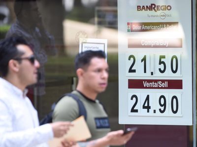 El dólar se mantiene arriba de los 24 pesos