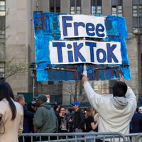Biden promulga ley que podría prohibir TikTok en EU, pese a que su campaña usa la aplicación