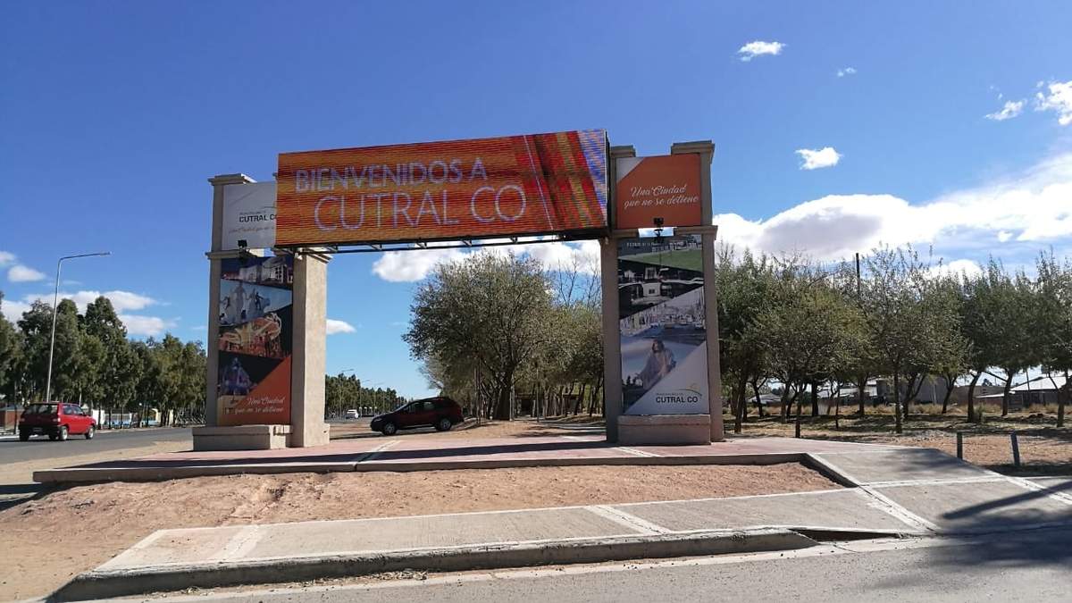 Cartel de ingreso a Cutral Co. Fuente: (Twitter)