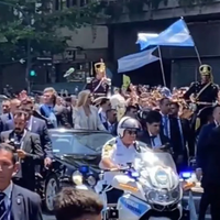 Policía argentina detiene a hombre que lanzó una botella a Milei durante festejos de asunción