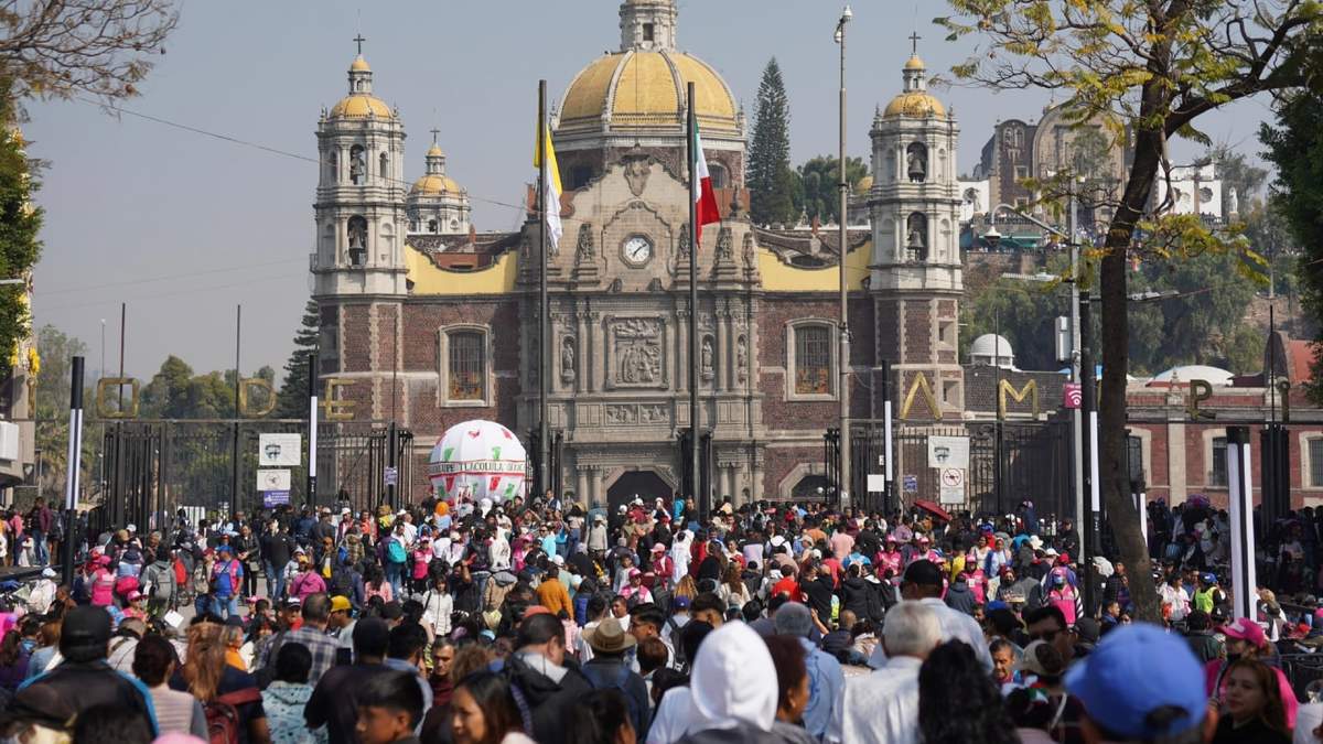Peregrinos asistentes a la Basílica