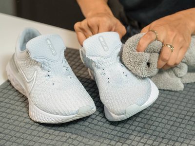El truco casero para dejar tus zapatillas blancas viejas relucientes y como recién estrenadas