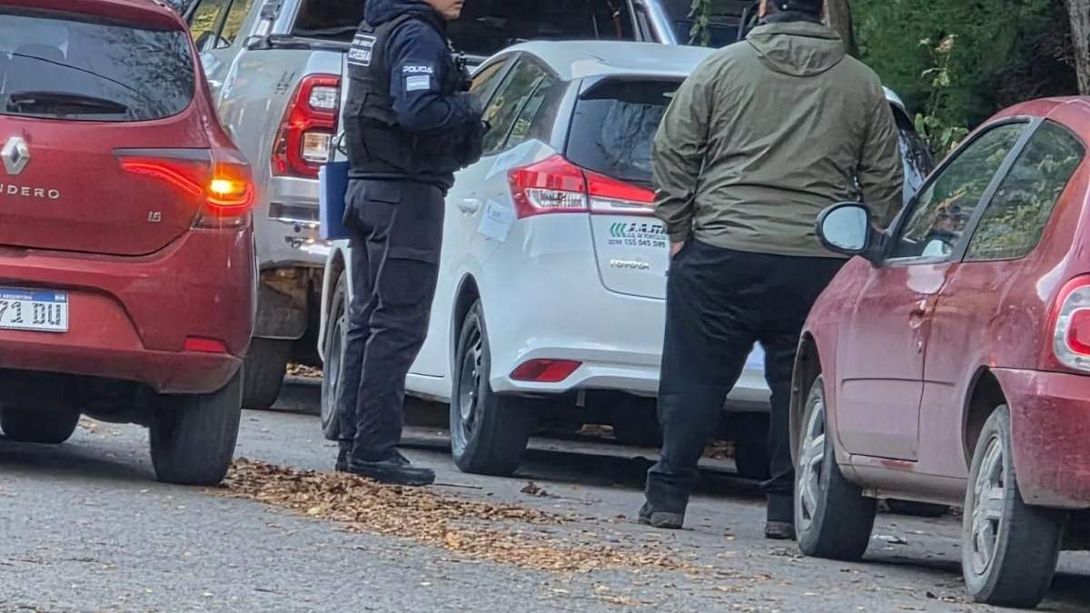 Policías frente al Toyota en el que se trasladaban los ladrones. Fuente: (RSM)