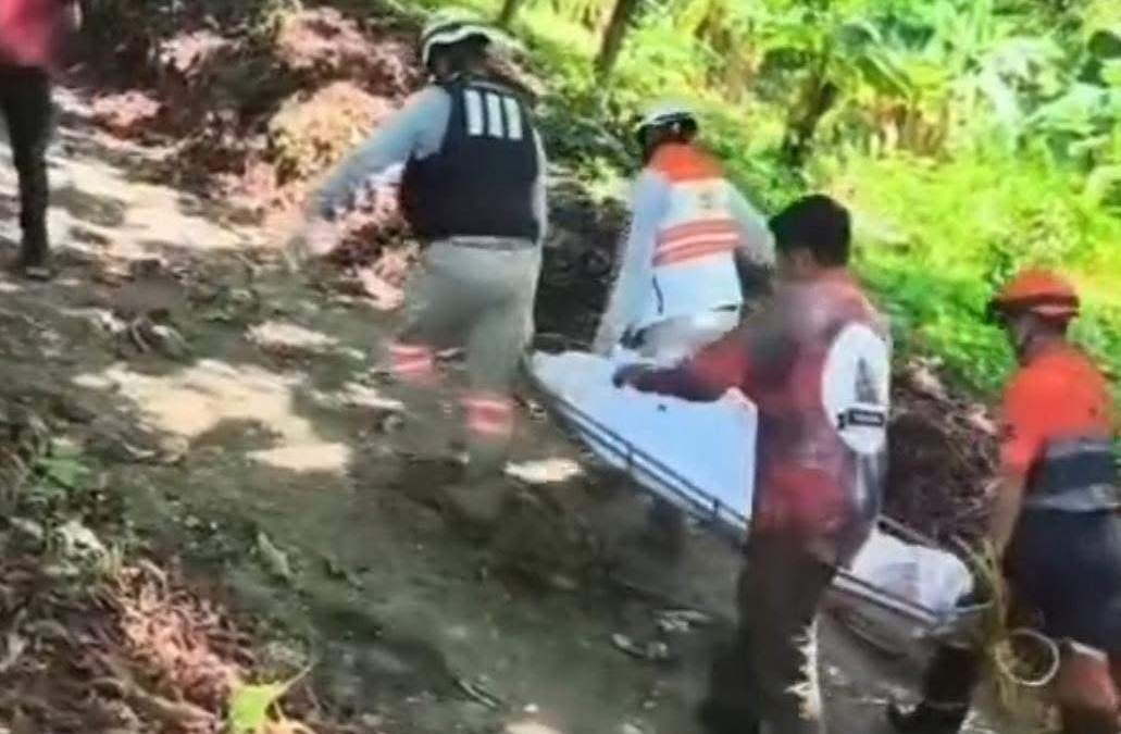 Esteven Buitrago González, de 31 años, ofreció su ayuda a los vecinos para destapar una alcantarilla, así que se amarró de un lazo, pero la intensa lluvia provocó que fuera succionado.