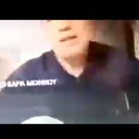 Profesor transmite golpiza a una mujer durante su clase en línea