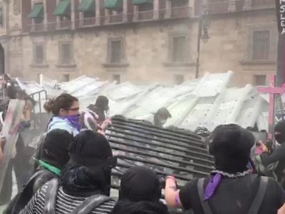 Vallas de Palacio Nacional son derribadas por un grupo de mujeres