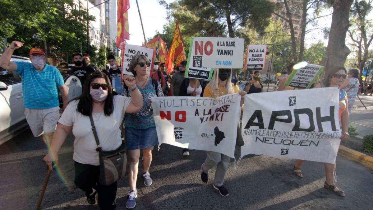 Marcha en contra de la base de Estados Unidos. Fuente: (Twitter)