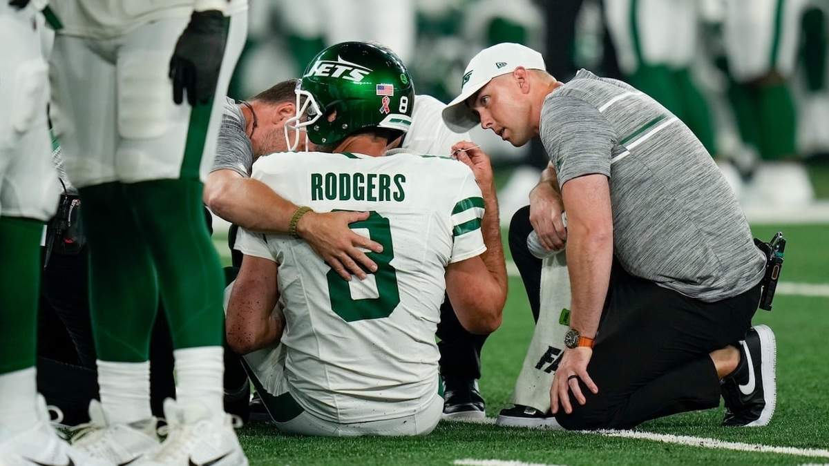Aaron Rodgers, quarterback de los Jets de Nueva York, es atendido en el campo durante el primer cuarto del partido de la NFL en contra de los Bills de Búffalo