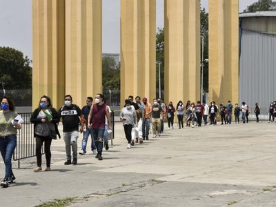 La tercera ola de covid-19 sigue incontenible: 12 mil 116 casos en un día