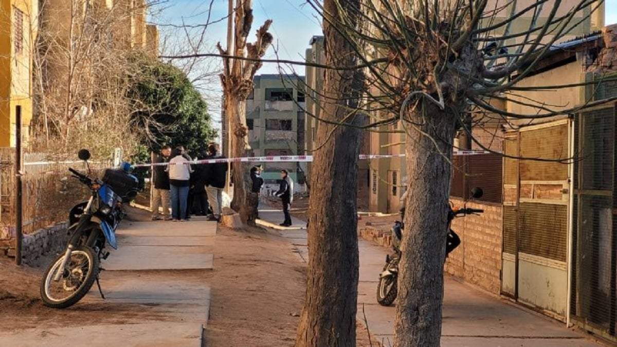 El cuerpo fue encontrado en un pasillo que desemboca en calle San Luis. Fuente (Cutral Co al Instante)