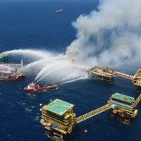 Al menos dos muertos y ocho heridos por el incendio en plataforma de Pemex
