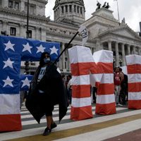 Argentina paga 2 mil 700 millones de dólares al FMI mientras espera por nuevo acuerdo por deuda