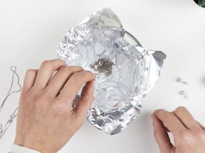 No tires el papel aluminio usado: mirá cómo dejar tus joyas de plata brillantes y con solo 3 ingredientes