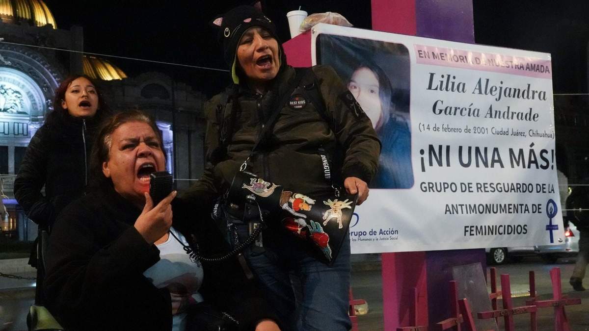 Norma Alejandra, madre de Lilia Alejandra García Andrade, duirante una protesta