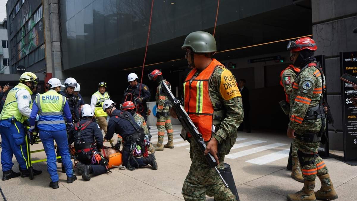 Simulacro de sismo en Torre Mayor, en Paseo de la Reforma