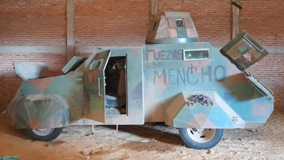 Un vehículo blindado del CJNG hallado por el Ejército en la zona de Aguililla