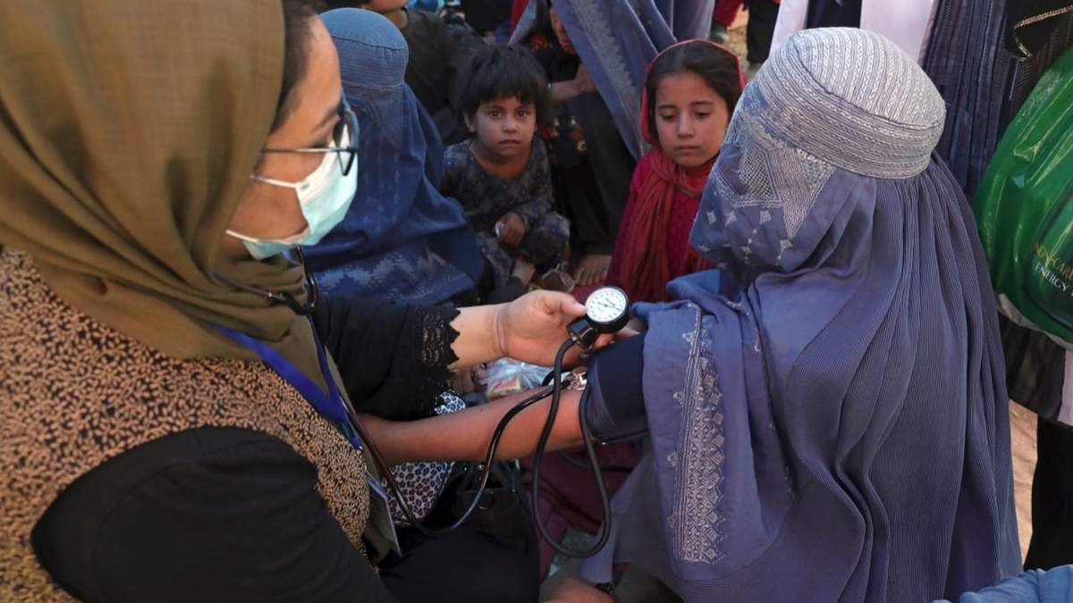 Una mujer desplazadas de las provincias del norte de Afganistán se toma la presión después de llegar a un refugio en Kabul, el pasado 10 de agosto