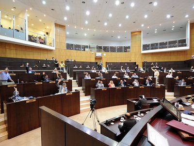 Proponen limitar los sueldos de empleados neuquinos y el ingreso de personal al Estado