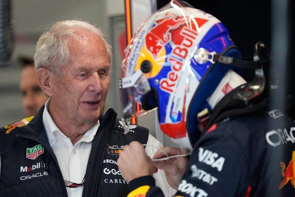 El expiloto Helmut Marko conversa con el piloto de Red Bull Max Verstappen durante la primera sesión de clasificación en el Circuito Internacional de Lusail antes del Gran Premio de Fórmula Uno de Qatar, en Lusail, Qatar, el viernes 28 de noviembre de 2025.