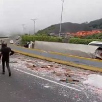 Vuelca un tracto camión de refrescos en La Pera; carga vehicular en la México-Cuernavaca (Video)