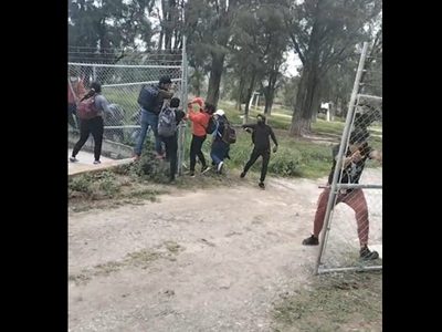 Toman instalaciones de "El Mexe" en Hidalgo para exigir a AMLO su reapertura