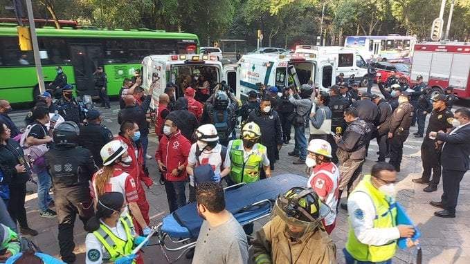 Atención de heridos por choque de Metrobús en Reforma