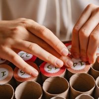 Con los rollos de cartón del papel higiénico y esta idea, creá tu propio calendario de adviento lleno de sorpresas