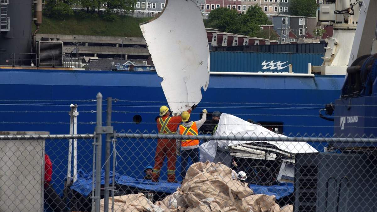Descargan escombros del sumergible Titan, recuperados del lecho del océano cerca del Titanic, del buque Horizon Arctic en el muelle de la Guardia Costera canadiense en San Juan, Terranova