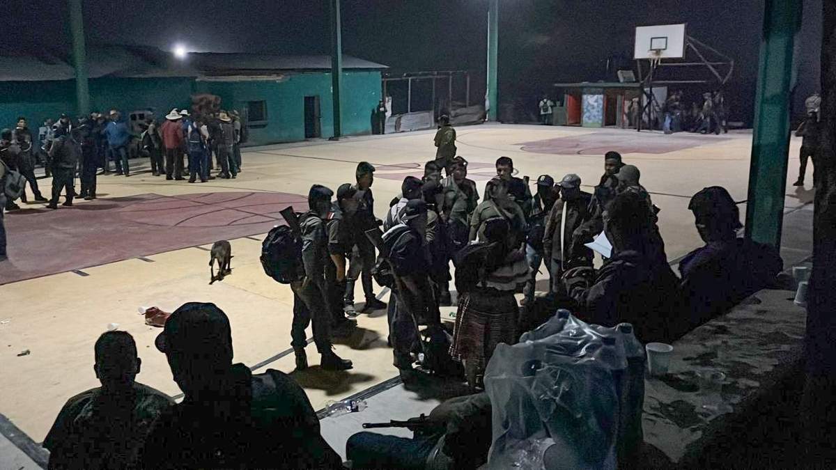 Policías comunitarios en Ayahualtempa, el sábado 1 de noviembre de 2025