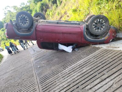 Emboscan a tesorero de Pantelhó; su chofer murió al perder el control del vehículo en que viajaban