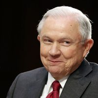 'Una detestable mentira” el complot con Rusia, alega Jeff Sessions