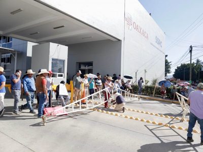 Toman cuartel y retienen a 184 trabajadores de la Policía Estatal de Oaxaca