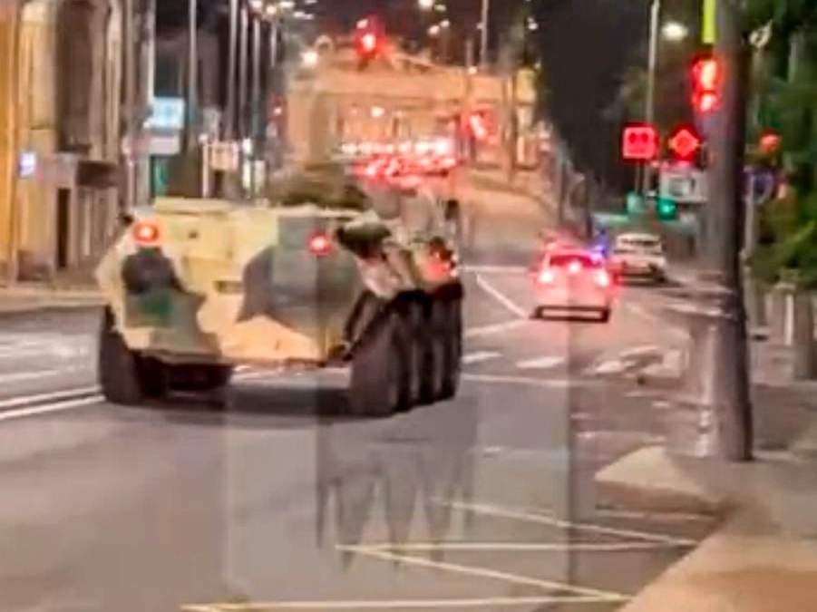 Imagen tomada de un video muestra un vehículo militar en una calle de Moscú