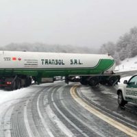 Un camionero se salvó de caer al vacío cerca de Villa La Angostura