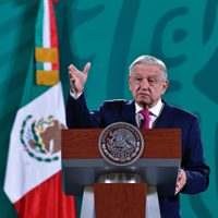 AMLO pide a conservadores de sectas como el Yunque "salir del clóset" y ser auténticos como Vox