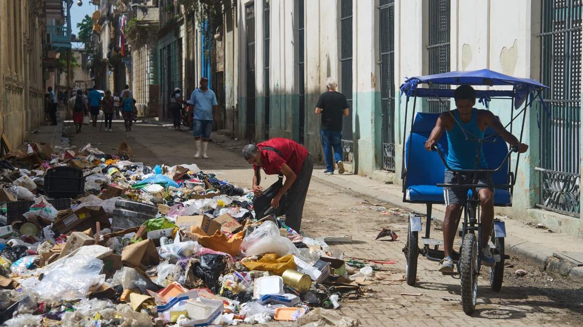 Un hombre rebusca entre un montón de basura en busca de objetos que pueda aprovechar en La Habana, Cuba