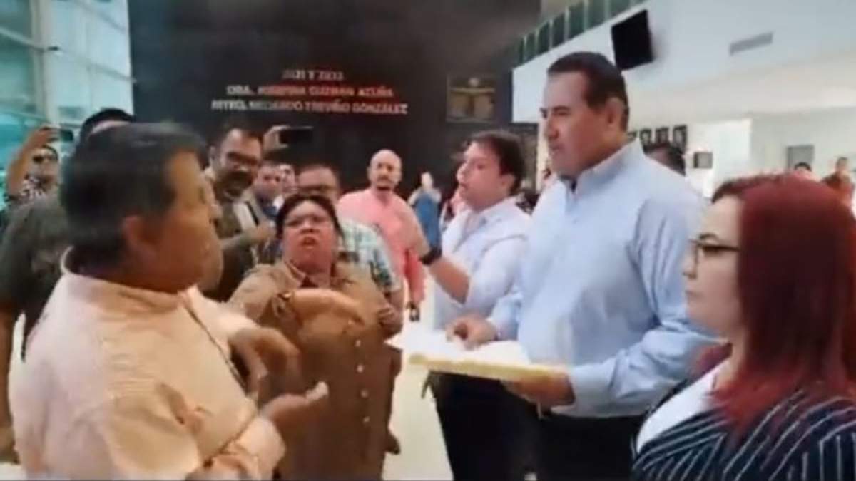Momento en que la diputada Leticia Sánchez Guillermo abofeteó al periodista José Inés Figueroa