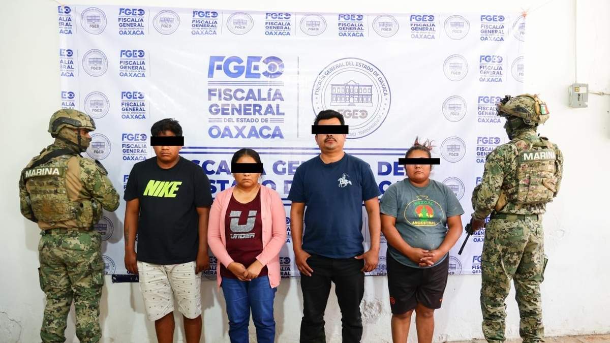 El presidente, Emanuel Peláez Peláez, la síndica, Raquel Cruz Guzmán, y los policías de Santa María Ipalapa, Oaxaca, detenidos por la ejecución extrajudicial de Leobardo Gerardo Santos López