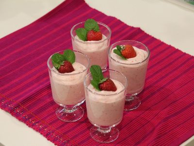 Receta fácil y sencilla para hacer una mousse de frutilla y naranja ideal para días de calor