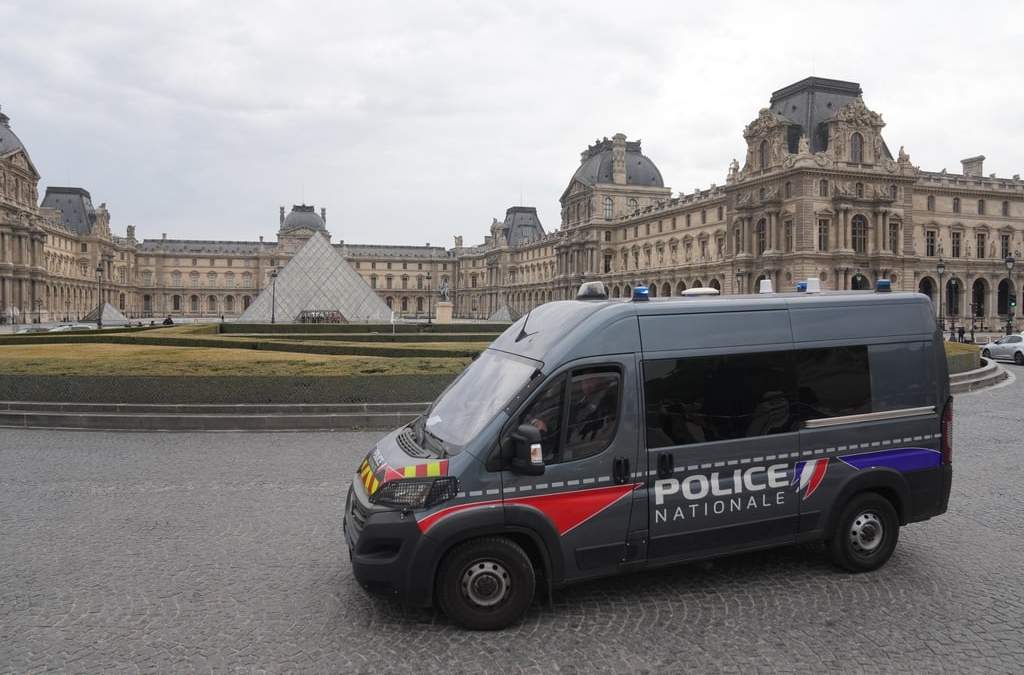 Una camioneta de la policía patrulla el patio del museo del Louvre, cerrado tras un robo el domingo 19 de octubre de 2025 en París