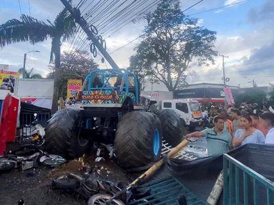 Monster Truck arrolla a público durante exhibición; hay tres muertos y más de 35 lesionados (Videos)