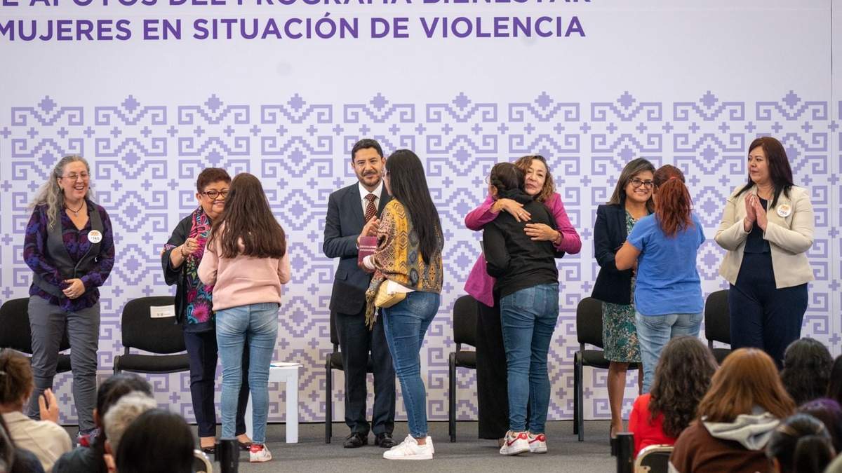 Entrega de apoyos económicos a mujeres