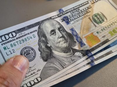 Paso por paso: cómo identificar los billetes de dólar falsos