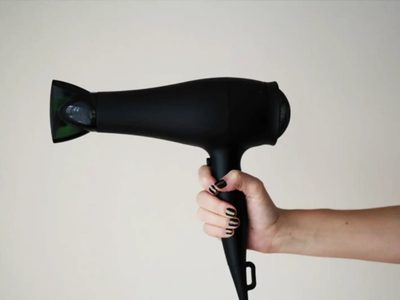 Con 1 solo producto: el secreto para limpiar tu viejo secador de pelo sin arruinarlo y en 10 minutos