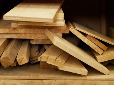 Con pedazos de madera, la idea "low cost" para colocar la escoba, el trapeador y las herramientas del jardín