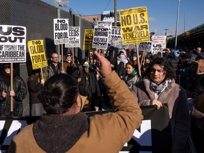 Cientos de manifestantes protestan frente a la prisión de Nueva York en la que está encerrado Maduro