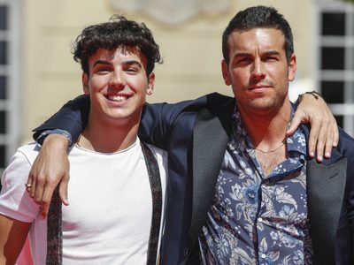 Óscar y Mario Casas mostraron a sus padres por primera vez: lucen sorprendente y son tendencia