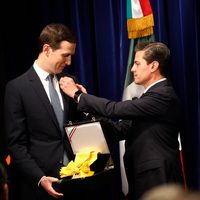 Peña destaca 'extraordinaria contribución” de Kushner al condecorarlo con la Orden del Águila Azteca